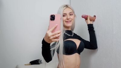 Eva Elfie сосёт через дырку в стене и принимает сперму на лицо