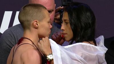 UFC 223 : Rose Namajunas vs. Joanna Jedrzejczyk 2 Staredown