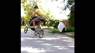 Молодой Спиди-гонщик на велоколяске