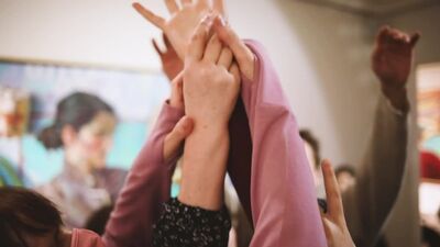 Социальный танец в экспозиции выставки «Ксения Хауснер. Правдивая ложь»