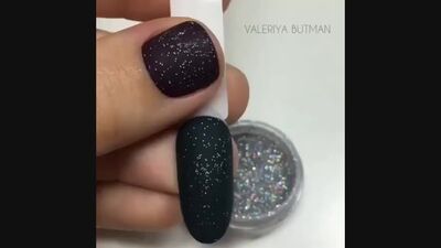 Матовый маникюр с блестками