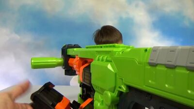 НЕРФ Бластер Зомби Страйк распаковка игрушечного оружия и стреляем по яйцам NERF Zombie Strike