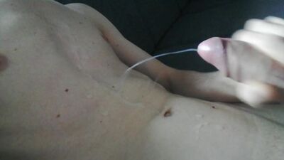 Голый молодой парень обкончал себя полностью пока дома никого