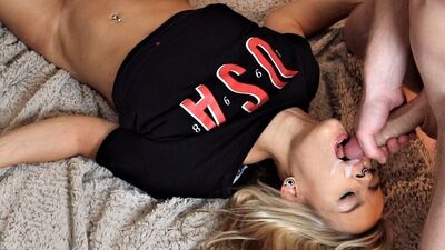 Он кончил мне на лицо и продолжил трахать и вылизывать меня