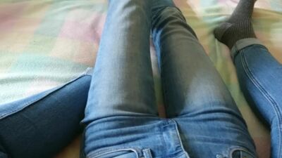 Лесбиянка дрочит подружке и та жестко кончает