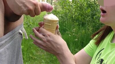 ЗАМЕДЛЕННАЯ СЪЁМКА СПЕРМЫ НА МОРОЖЕНОЕ И ДЕВУШКА ЕСТ