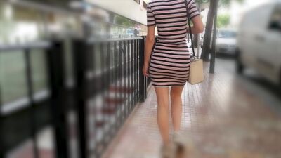 Прогулка по городу в коротком обтягивающем платье