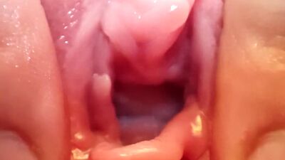 Киска экстремально крупным планом. Вагинальный расширитель