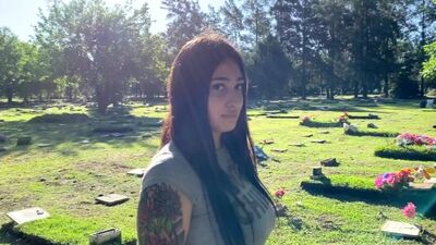 Пришла навестить могилу подруги и была трахнута смотрителем