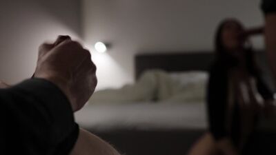 Похотливая жена куколда прыгает на большом члене в свингер-клубе.