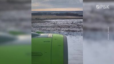 Момент посадки обледеневшего самолета S7 в Иркутске. Видео из салона и записи переговоров экипажа
