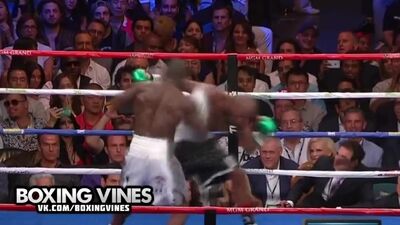 Флойд Мейвезер дурачится во время боя против Андре Берто akjql vtqdtpth lehfxbncz dj dhtvz ,jz ghjnbd fylht ,thnj