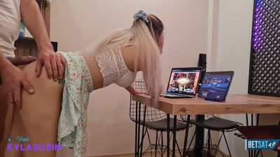 Kumarbaz yengesini yalnız yakalayınca domaltıp sikiyor