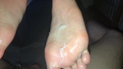 Азиатская дрочка ногами