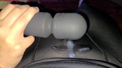 Дрочка нижнему через штаны