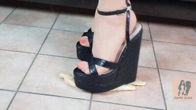 Дрочка обувью, дрочка ногами, минет с презервативом и банановая давка