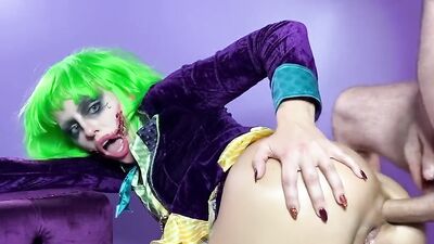 Адриана Косплей в образе «Шутника» сквиртует, занимается аналом и большим камшотом на лицо.