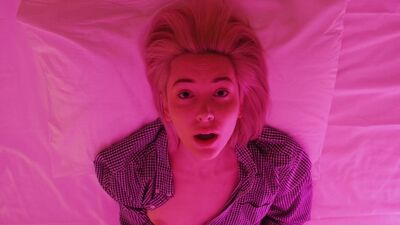 Симпатичная Мия испытывает оргазм