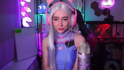 Покорная подруга хочет, чтобы ты дрочил