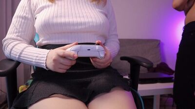 Играла в игры и трахалась в пизду