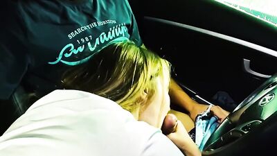 Алина делает минет на автоматической автомойке