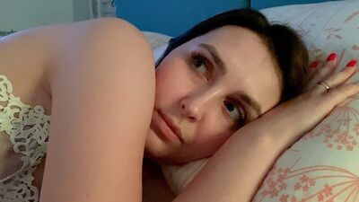 Мачеха и пасынок делят кровать в гостиничном номере.