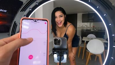 Целый день вибратор внутри меня, даже на улице! Я кончила раз 10!