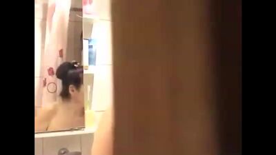 Подсмотрел за сестрой как та шалит.mp4