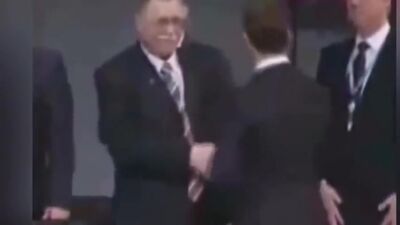 ПРИКОЛЫ С ПРЕЗИДЕНТАМИ (Путин, Обама, Оланд, Порошенко, Янукович и другие) Ляпы курьезные моменты [480p] (1)