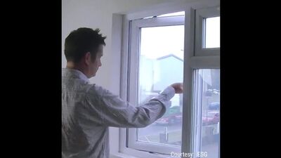 Это стекло превращается из прозрачного в непрозрачное за считанные секунды.