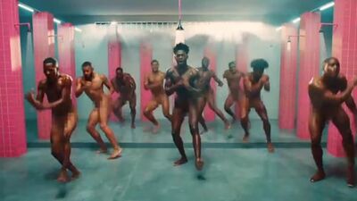 Голые негры флексят в душе