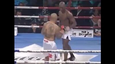 Израэль Адесанья исполняет в стиле Роя Джонса