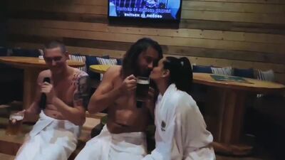 Ресторатор и Айза с мужем поют караоке