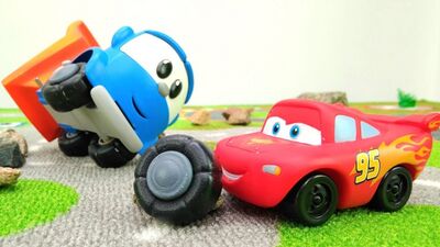 Грузовичок Лева и Молния Маквин! Видео про #МАШИНКИ для детей. #Маквин учит гонять Лёву Грузовичка