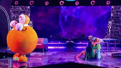 "Маска" Неваляшка (Стас Пьеха) - "Supergirl"