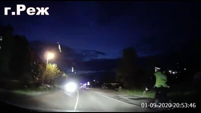 ДПСник бежит за служебной машиной