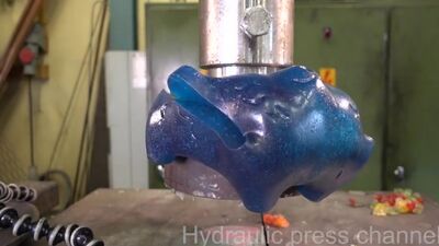 Желейные мишки против гидравлического пресса