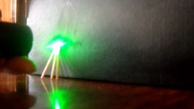 Использование линзы микроскопа для сужения луча лазера.