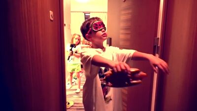 Мистер Макс играет с Мисс Кейти в ПРЯТКИ