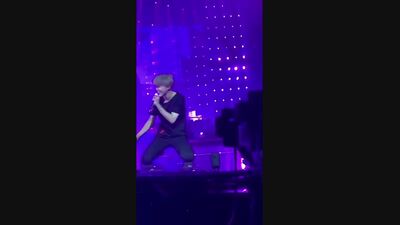 Чонгук показывает пресс Чимина