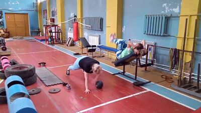 " Анжуманя/пресс качат/бегит"