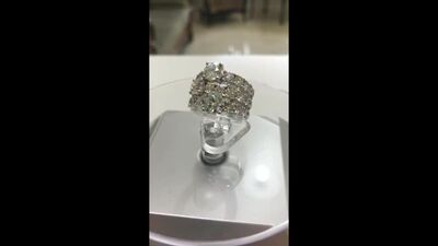 Элегантное кольцо из белого золота с тремя бриллиантами 1.15 ct, 0.9 ct, 0.7 ct, в обрамлении меньших бриллиантов общим весом 3.