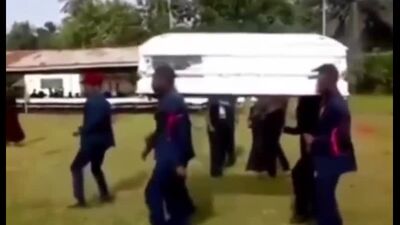 Негры танцуют с гробом под Bass Boost