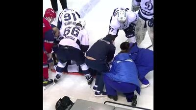 Тимуру Файзутдинову попадает шайба в голову