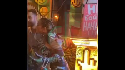 Заир Юсупов отталкивает Валю Карнавал