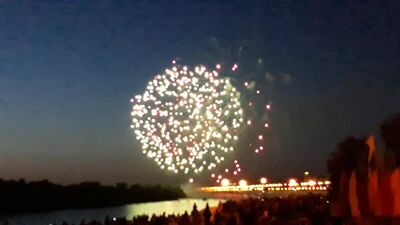 Фрагмент салюта на День города. Омск, 3 августа 2019