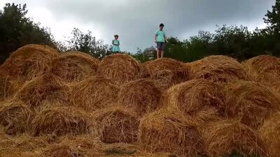 Поразвлекались на сеновале