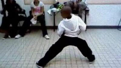 Черножопая обезьяна танцует