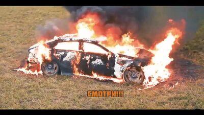 Блогер Михаил Литвин сжег свой "Мерседес" за 13 млн.рублей после конфликта с дилером