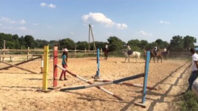 Соня, Настя, Настя и Ника прыгают с рыси